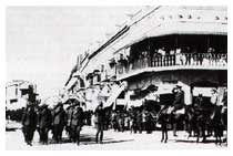 Gerusalemme, i Carabinieri sfilano in occasione dell' anniversario dell'occupazione inglese avvenuta l'8 dicembre 1917.