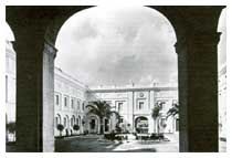 Roma, il prestigioso palazzo del Venvitelli in via Garibaldi, sede della Scuola Ufficiali Carabinieri fino al novembre 1976, data in cui l'Istituto si è trasferito nel moderno e spazioso comprensorio di via Aurelia.