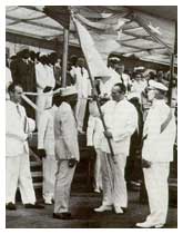 Alla presenza del ten. colonnello dei Carabinieri Alfredo Arnera il Reggente dell'Amministrazione consegna la bandiera somala delle Forze di Polizia al deputato Aden Abdulla, Presidente dell'Assemblea Legislativa  (Mogadiscio, 1957).