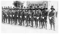 Bengasi (Libia), 7 giugno 1925: plotone di carabinieri con cappello alla borea alla parata per la Festa dello Statuto