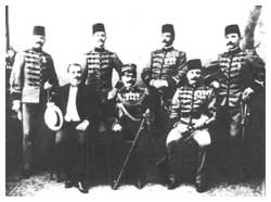 Un gruppo di ufficiali italiani addetti alla organizzazione della Gendarmeria macedone.