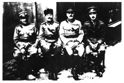 Il Comandante della Gendarmeria imperiale ottomana con gli ufficiali interalleati (da sinistra: l'italiano,il francese e l'inglese) che erano addetti al suo controllo.