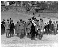 Kirsanoff, 1917: cerimonia alla presenza del maggiore Cosma Manera e di alcuni ufficiali della Missione Militare Italiana in Siberia.