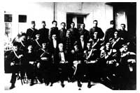 Costantinopoli, 1919: gli uomini del Distaccamento Carabinieri Reali in una foto che li ritrae con il personale dell'Ambasciata italiana.