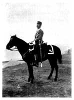 Costantinopoli, 1920: gendarme a cavallo in grande uniforme.