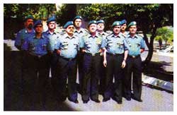 Gli ufficiali dell'Arma del contigente ONUSAL, ritratti davanti la sede della missione.