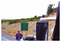 Giugno 1999: sulla strada per Hebron, un segnale trilingue, che però non indica ancora l'unione auspicata di tre culture.