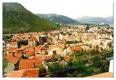 Mostar, aprile 1996: una veduta della città. in primo piano, alcune abitazioni distrutte dai bombardamenti.