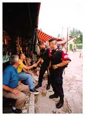 La popolazione civile accoglie con simpatia i componenti del contingente MSU in Bosnia.