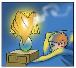 Un uomo dorme con un panno sulla lampada della camera da letto.