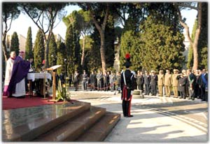Un mmento della cerimonia al Sacrario Militare del cimitero monumentale del Verano