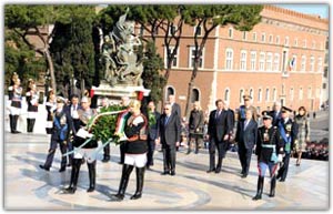 Il Presidente della Repubblica Giorgio Napolitano depone una corona d’alloro al sacello del Milite Ignoto