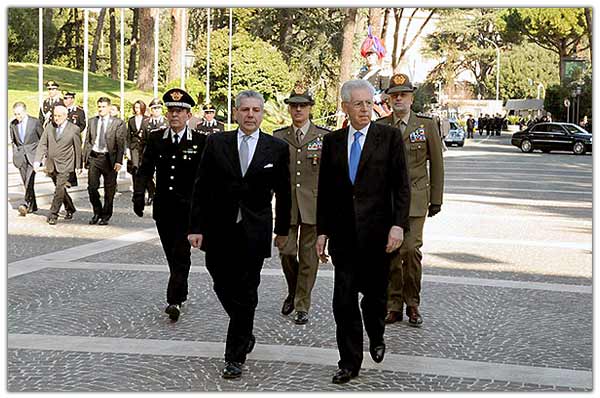Il Presidente del Consiglio, Sen. Prof. Mario Monti accompagnato dal Ministro della Difesa, Ammiraglio Giampaolo Di Paola