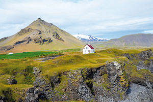 Veduta del villaggio di Arnarstapi, sulla costa occidentale dell'Islanda