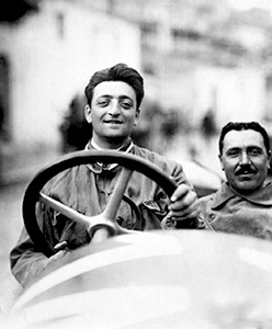 Enzo Ferrari alla guida della sua auto da corsa