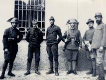 Carabinieri soldati italiani e due prigionieri austro ungarici